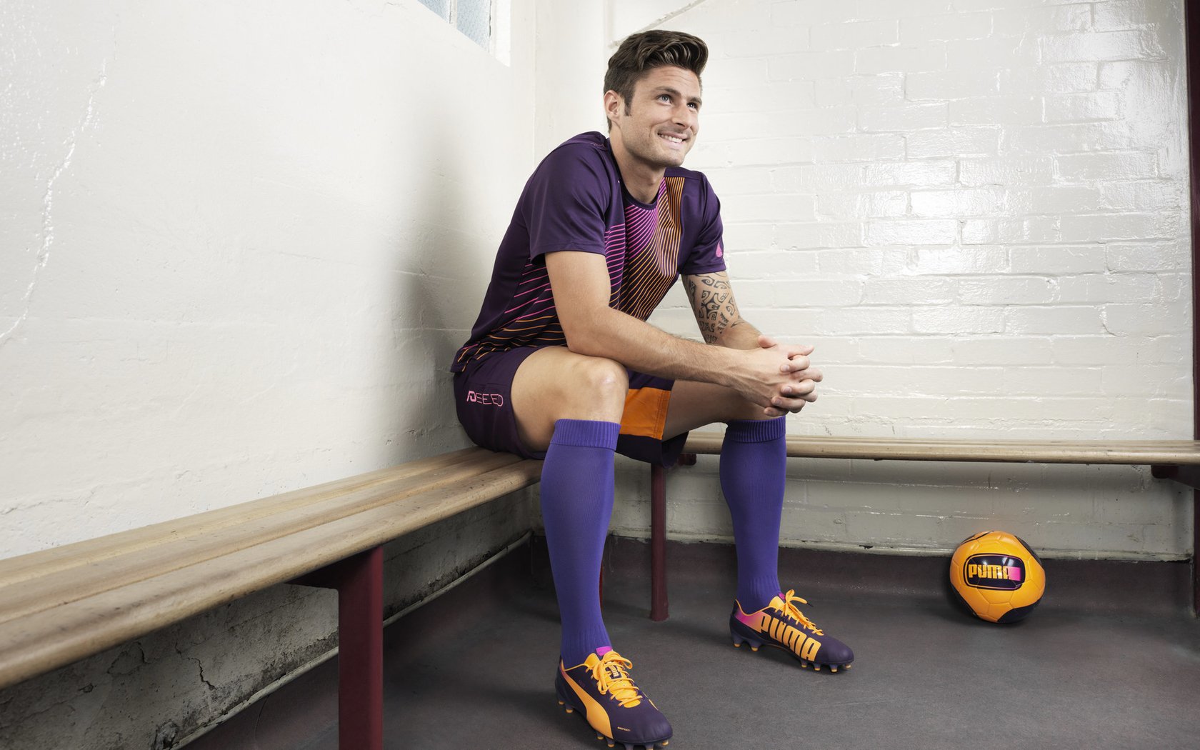 曼联在关键比赛中击败老对手，士气大增